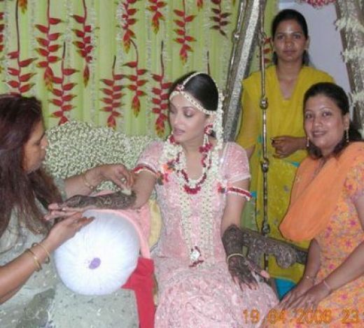 Aishwarya Rai Wedding Saree Pictures
