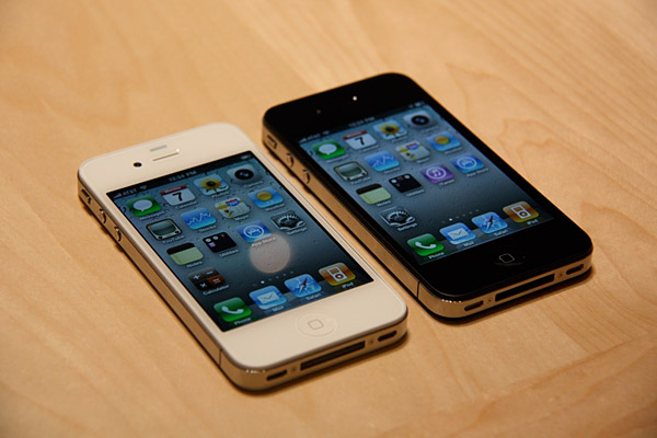 Compare Iphone 4s Black And White