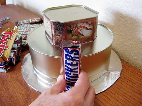 How To Make A Candy Bar Cake Out Of Candy Bars